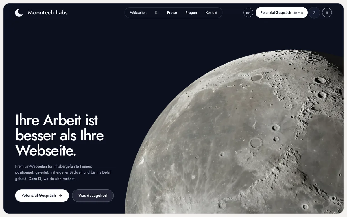 Startseite von Moontech Labs: der Mond als 3D-Darstellung neben dem Satz «Ihre Arbeit ist besser als Ihre Webseite.»